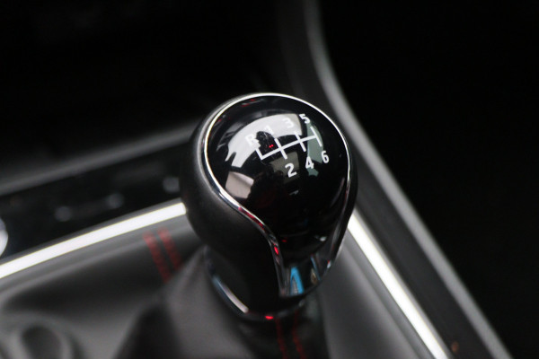 Seat Leon ST 1.5 TSI FR Ultimate Edition Panoramadak, Virtual Cockpit, Trekhaak, Keyless, Beats Audio, Camera, 18"