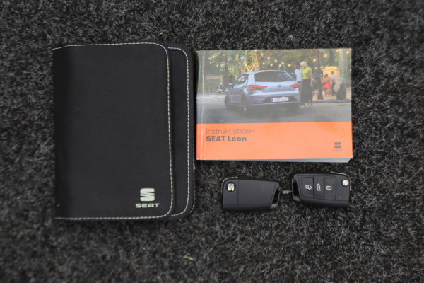 Seat Leon ST 1.5 TSI FR Ultimate Edition Panoramadak, Virtual Cockpit, Trekhaak, Keyless, Beats Audio, Camera, 18"