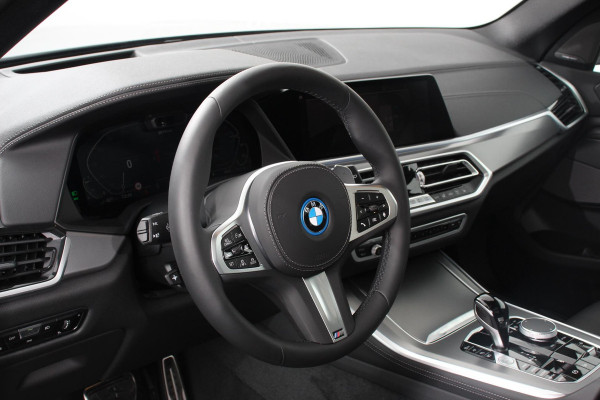 BMW X5 xDrive45e 394pk High Executive M-Sport PHEV 6 cilinder Panoramisch schuif-kantel dak Harman Kardon Head up display Lederen bekleding Electrische verstelling comfort stoelen