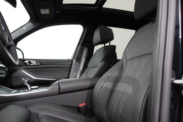 BMW X5 xDrive45e 394pk High Executive M-Sport PHEV 6 cilinder Panoramisch schuif-kantel dak Harman Kardon Head up display Lederen bekleding Electrische verstelling comfort stoelen