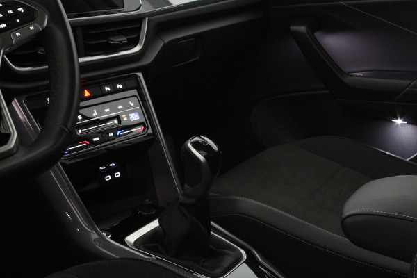 Volkswagen T-Roc 1.0 TSI Style > 116pk/Pano.schuifdak/Camera/Stoelverwarming/IQ.Led/Pyrite Silver