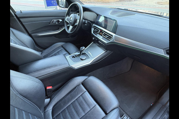 BMW 3-serie 320i High Executive M Sport Automaat /  19 Inch / Head-Up display / Active Cruise control / HiFi / Shadow Line