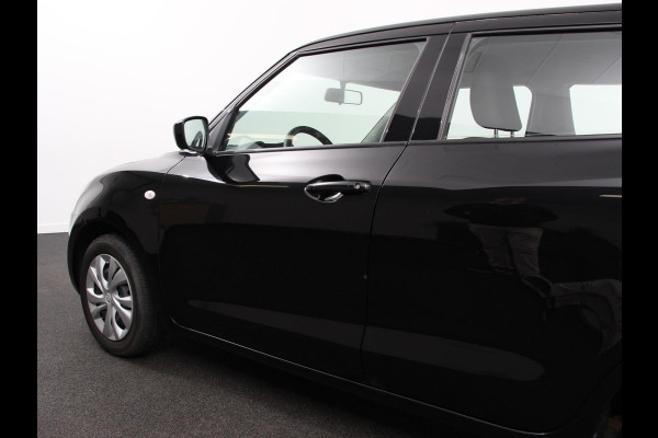 Suzuki Swift 1.2 Club Smart Hybrid | Navigatie | Apple Carplay/Android Auto | Airco | Cruise Control | Lichtmetalen velgen
