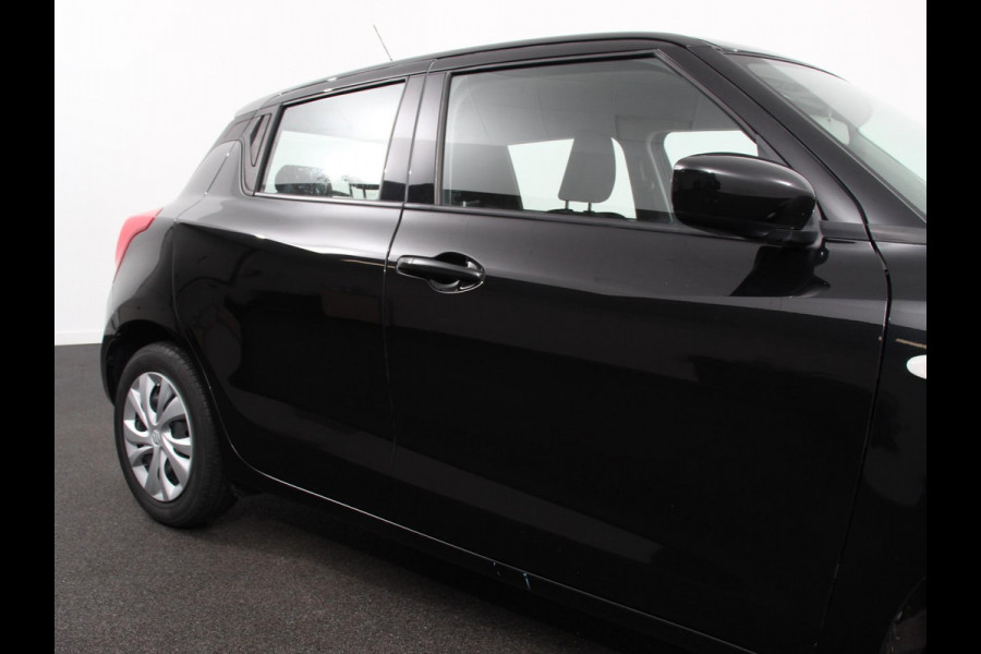 Suzuki Swift 1.2 Club Smart Hybrid | Navigatie | Apple Carplay/Android Auto | Airco | Cruise Control | Lichtmetalen velgen