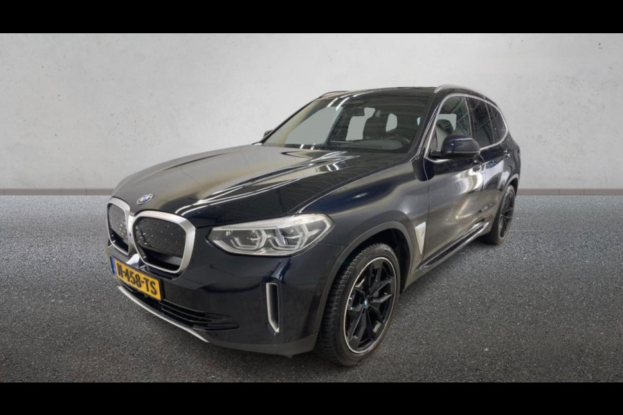 BMW iX3 High Executive 80 kWh VERWACHT (PANORAMADAK, SoH 97.7, SFEERVERLICHTING, STOELVERWARMING, ACHTERUITRIJCAMERA, NAVIGATIE)