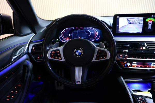 BMW 5 Serie Touring 530i xDrive M-Sport PANO HUD ACC CAM AMBIENT TRKH '21