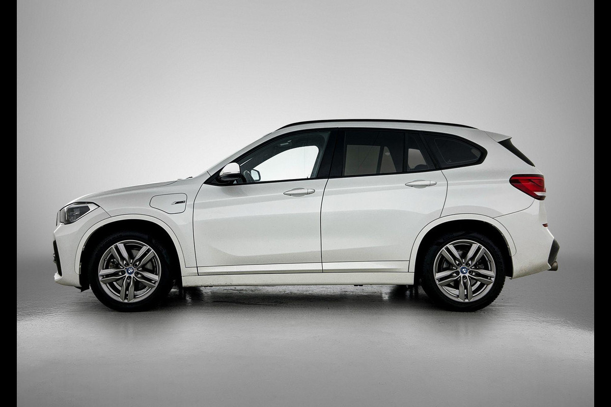 BMW X1 xDrive25e Exe PLUG-In M Sport Shadow TREKHAAK | 1/2 LEER | EL. ACHTERKLEP | 18"LM