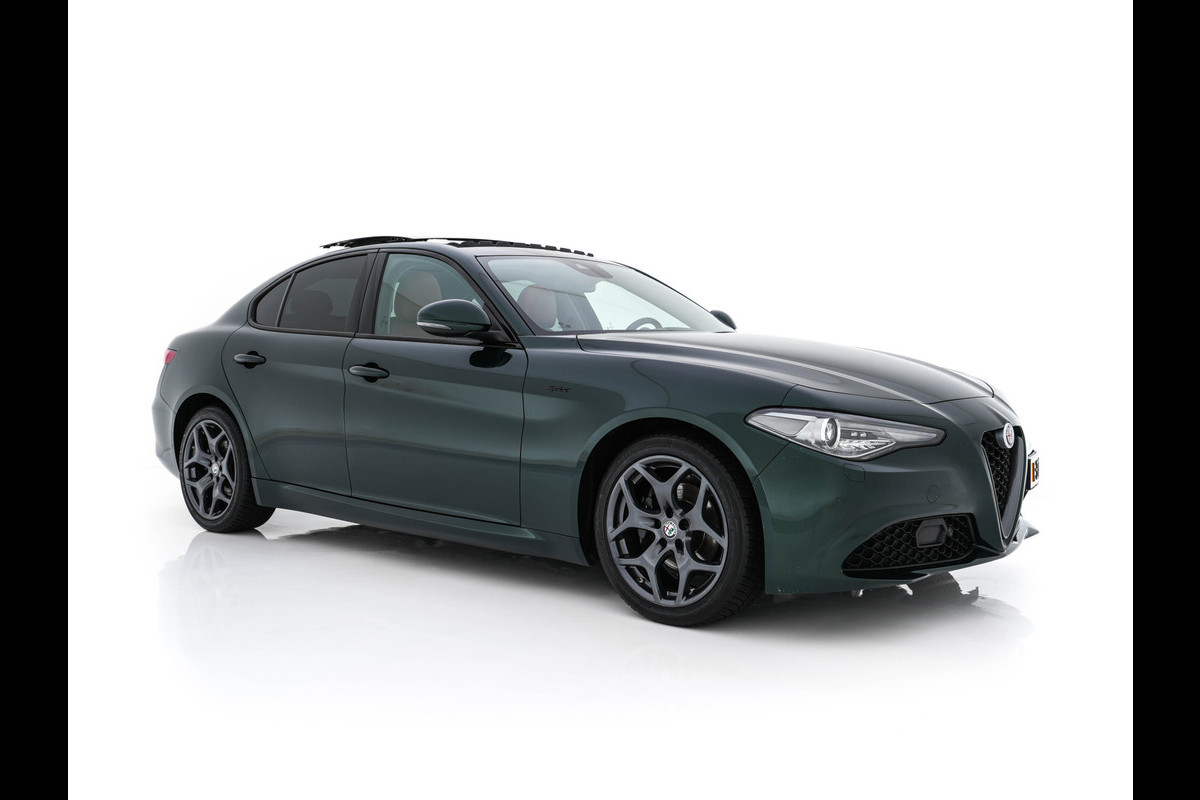 Alfa Romeo Giulia 2.0T Sprint (INCL-BTW) Aut. *PANO | LEATHER-FABRIC | XENON | ADAPTIVE-CRUISE | BLIND-SPOT | SPORTSEATS | CAMERA | NAVI-FULLMAP | DAB+ | SHIFT-PADDLES | PRIVACY-GLASS | LANE-ASSIST | BLINDSPOT | KEYLESS |