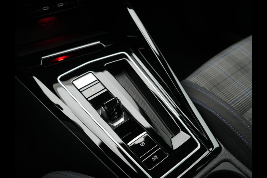 Volkswagen Golf 1.4 eHybrid GTE Plug In Hybrid 245pk Dealer O.H PHEV | Trekhaak Af Fabriek | Panodak | Adaptive Cruise | IQ Light | Camera | Sportstoelen & Stuur Verwarmd | Keyless | Blis | Navigatie | Virtual | DAB |