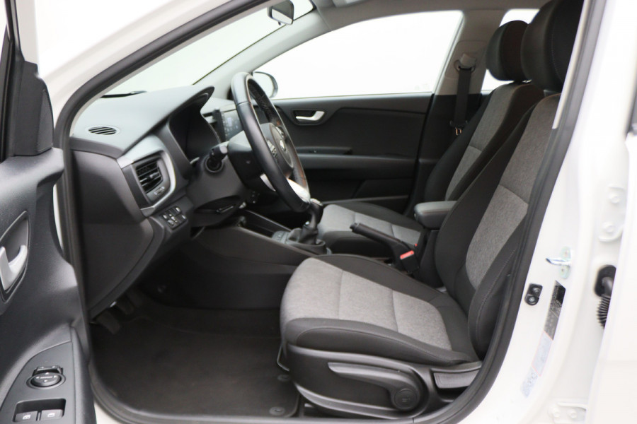 Kia Stonic 1.0 T-GDi DynamicLine Camera, Apple Carplay, Navigatie, Cruise, PDC, 17"