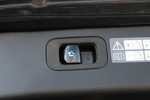 Mercedes-Benz C-Klasse 300 e AMG Line | DODE HOEK | KEYLESS | ELEK TREKHAAK | CAMERA | AMBIENTLIGHT |