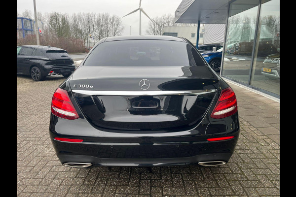 Mercedes-Benz E-Klasse 300 e AMG Line | 320pk PHEV | Elektrisch panoramadak / schuifdak | Stoelverwarming | Bestuurdersstoel Met Geheugen | Achteruitrijcamera