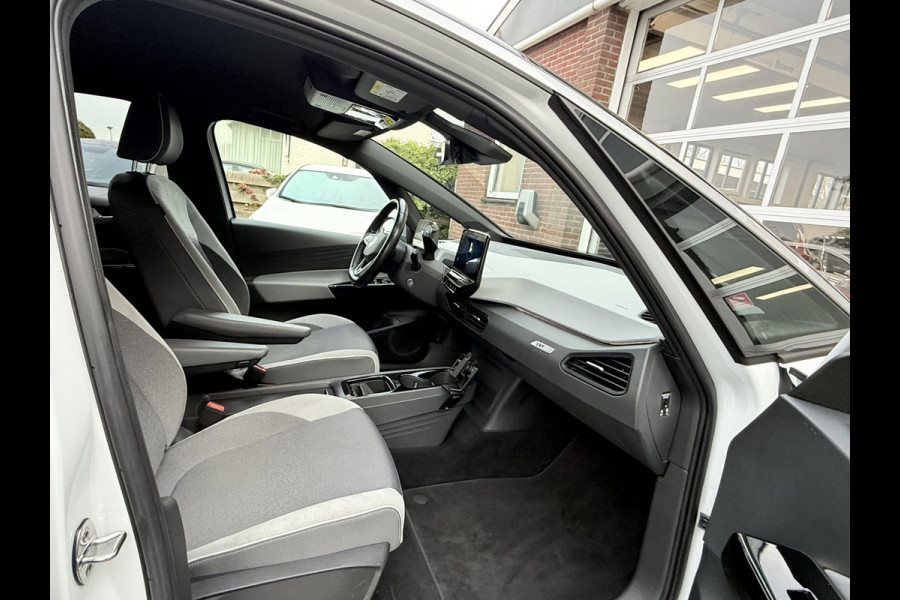 Volkswagen ID.3 First Plus 58 kWh SOH 91.6%,Camera, Trekhaak, 19''Lmv