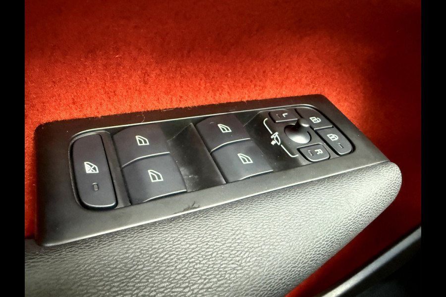 Volvo XC40 Recharge P8 AWD R-Design SOH 92.3%, Panoramadak, Camera, 19'Lmv