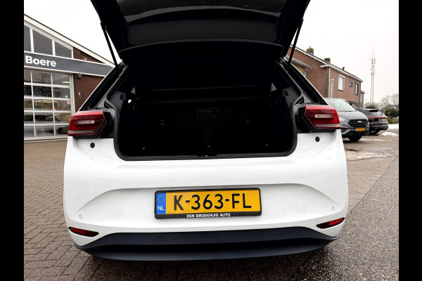 Volkswagen ID.3 First Plus 58 kWh SOH 90.7%, Camera, Trekhaak, 19''Lmv
