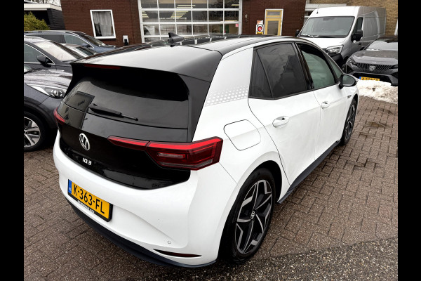 Volkswagen ID.3 First Plus 58 kWh SOH 90.7%, Camera, Trekhaak, 19''Lmv