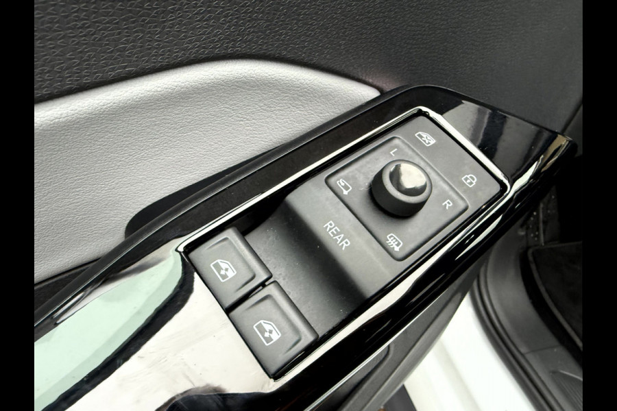 Volkswagen ID.3 First Plus 58 kWh SOH 90.7%, Camera, Trekhaak, 19''Lmv