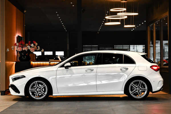 Mercedes-Benz A-Klasse 200 AMG- Line. Pano, Keyless, Camera, Stuurverwarming, Sfeer!