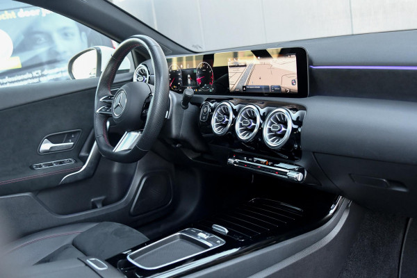 Mercedes-Benz A-Klasse 200 AMG- Line. Pano, Keyless, Camera, Stuurverwarming, Sfeer!