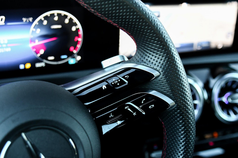 Mercedes-Benz A-Klasse 200 AMG- Line. Pano, Keyless, Camera, Stuurverwarming, Sfeer!