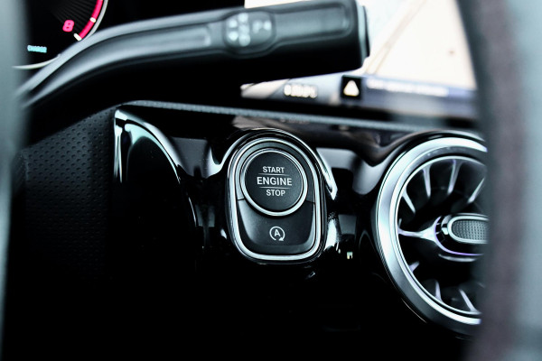 Mercedes-Benz A-Klasse 200 AMG- Line. Pano, Keyless, Camera, Stuurverwarming, Sfeer!