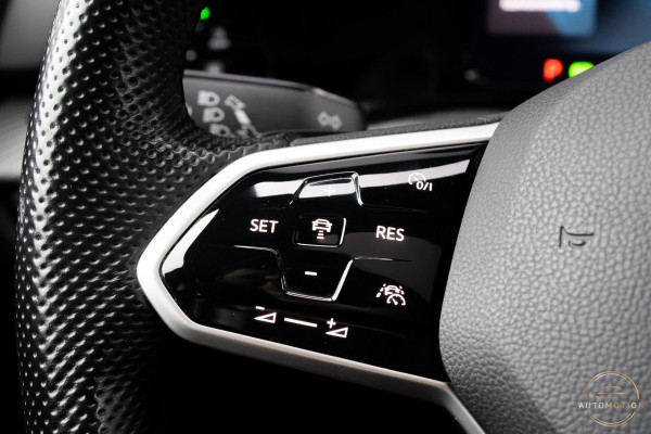 Volkswagen Golf 1.5 eTSI R-Line Business+ PANO CAMERA ACC CARPLAY