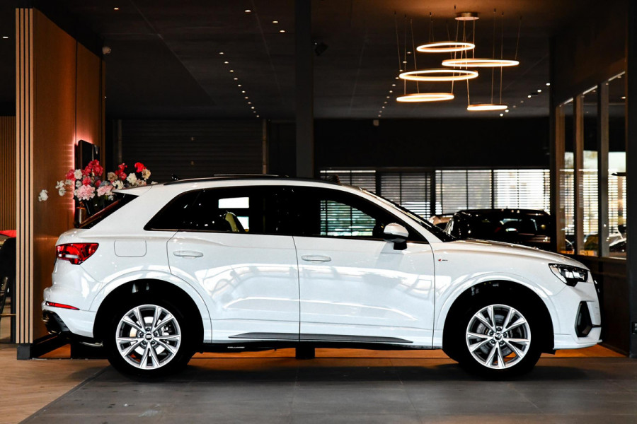 Audi Q3 45 TFSI e 3x S-Line. Pano, ACC, Dodehoek, Lane assist!