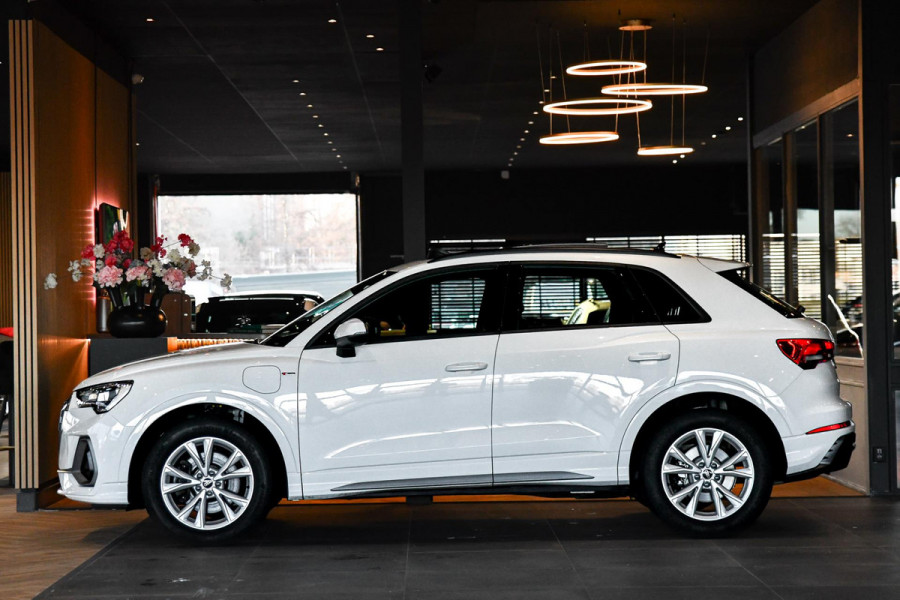 Audi Q3 45 TFSI e 3x S-Line. Pano, ACC, Dodehoek, Lane assist!