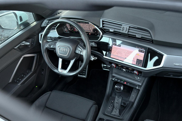 Audi Q3 45 TFSI e 3x S-Line. Pano, ACC, Dodehoek, Lane assist!