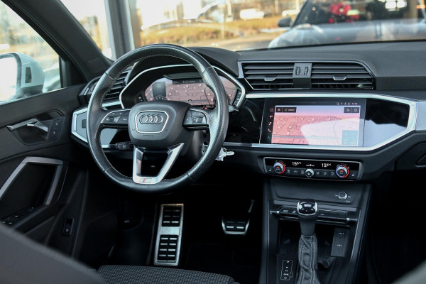 Audi Q3 45 TFSI e 3x S-Line. Pano, ACC, Dodehoek, Lane assist!