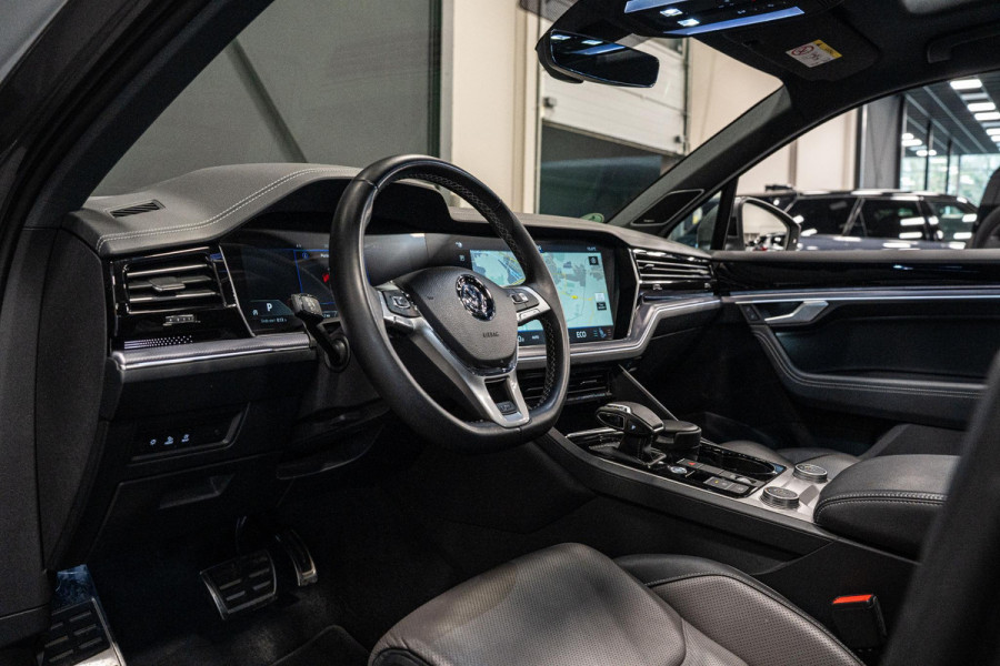 Volkswagen Touareg 3.0 TDI R-Line *Vierwielbesturing / Luchtvering / Standkachel / Stoelventilatie + massage / Panorama / HUD / Keyless*