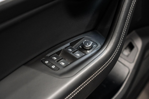 Volkswagen Touareg 3.0 TDI R-Line *Vierwielbesturing / Luchtvering / Standkachel / Stoelventilatie + massage / Panorama / HUD / Keyless*