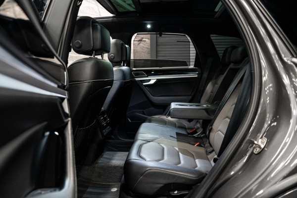 Volkswagen Touareg 3.0 TDI R-Line *Vierwielbesturing / Luchtvering / Standkachel / Stoelventilatie + massage / Panorama / HUD / Keyless*