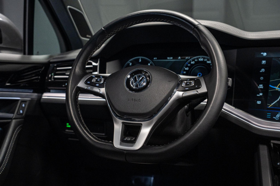 Volkswagen Touareg 3.0 TDI R-Line *Vierwielbesturing / Luchtvering / Standkachel / Stoelventilatie + massage / Panorama / HUD / Keyless*