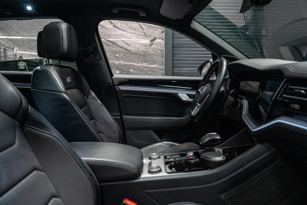 Volkswagen Touareg 3.0 TDI R-Line *Vierwielbesturing / Luchtvering / Standkachel / Stoelventilatie + massage / Panorama / HUD / Keyless*