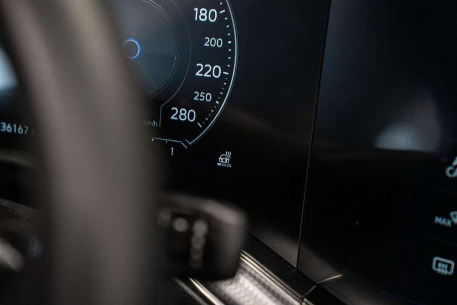 Volkswagen Touareg 3.0 TDI R-Line *Vierwielbesturing / Luchtvering / Standkachel / Stoelventilatie + massage / Panorama / HUD / Keyless*