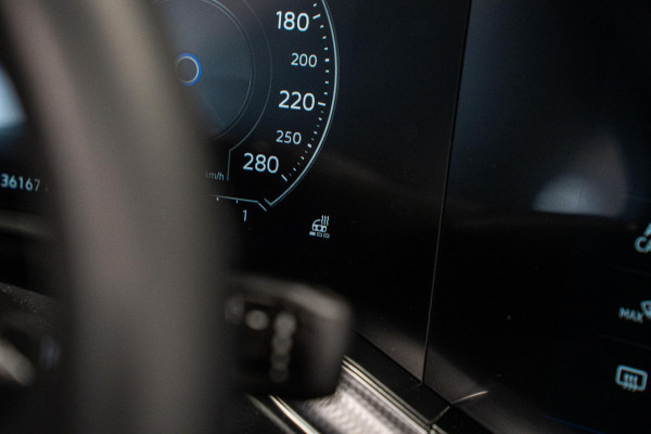 Volkswagen Touareg 3.0 TDI R-Line *Vierwielbesturing / Luchtvering / Standkachel / Stoelventilatie + massage / Panorama / HUD / Keyless*