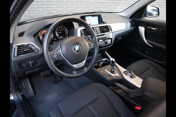 BMW 1-serie 118i Executive Automaat 5 deurs / Navigatie / LED / 17 Inch / Climate Control / Bluetooth / Cruise Control / Parkeersensoren / Regen- en lichtsensor