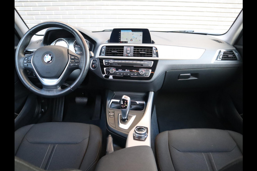 BMW 1-serie 118i Executive Automaat 5 deurs / Navigatie / LED / 17 Inch / Climate Control / Bluetooth / Cruise Control / Parkeersensoren / Regen- en lichtsensor