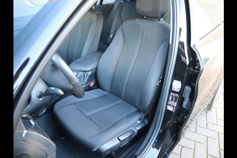 BMW 1-serie 118i Executive Automaat 5 deurs / Navigatie / LED / 17 Inch / Climate Control / Bluetooth / Cruise Control / Parkeersensoren / Regen- en lichtsensor