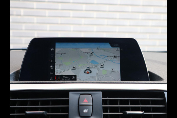 BMW 1-serie 118i Executive Automaat 5 deurs / Navigatie / LED / 17 Inch / Climate Control / Bluetooth / Cruise Control / Parkeersensoren / Regen- en lichtsensor