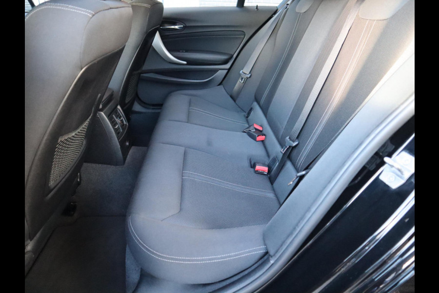 BMW 1-serie 118i Executive Automaat 5 deurs / Navigatie / LED / 17 Inch / Climate Control / Bluetooth / Cruise Control / Parkeersensoren / Regen- en lichtsensor