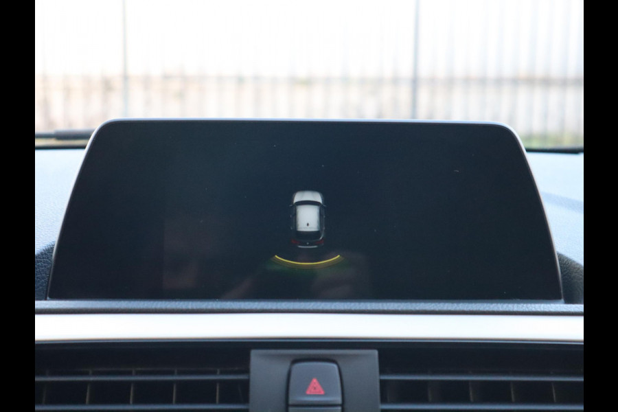 BMW 1-serie 118i Executive Automaat 5 deurs / Navigatie / LED / 17 Inch / Climate Control / Bluetooth / Cruise Control / Parkeersensoren / Regen- en lichtsensor