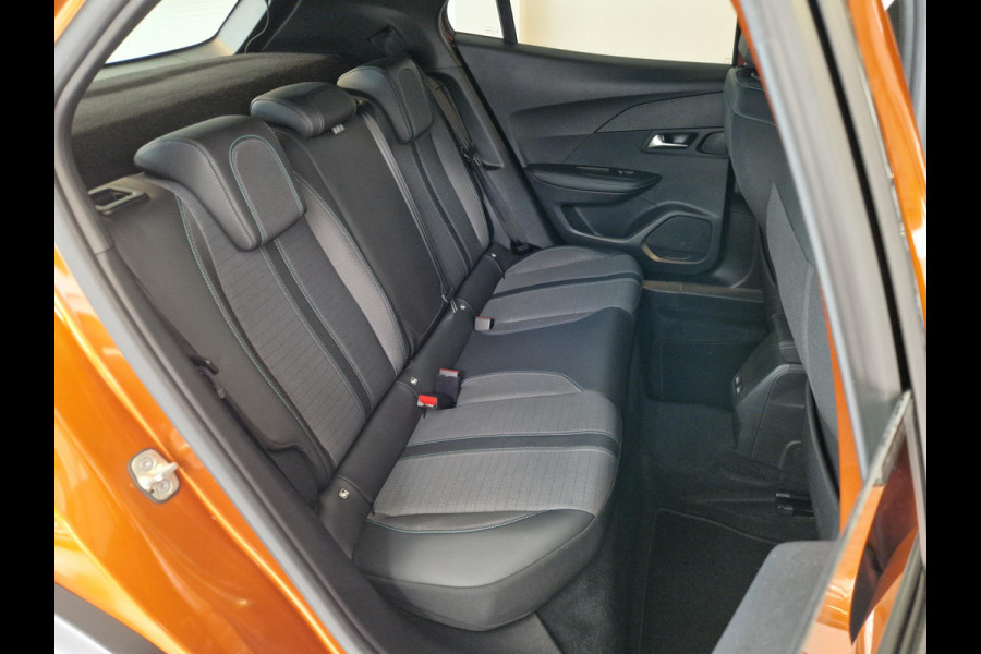 Peugeot e-2008 EV Allure Pack 50 kWh SOH 99,6% | 3-Fase 11 kWh |  Stoelverwarming | Advanced Grip Control | Apple Carplay/Android Auto | Achteruitrijcamera | Cruise Control |