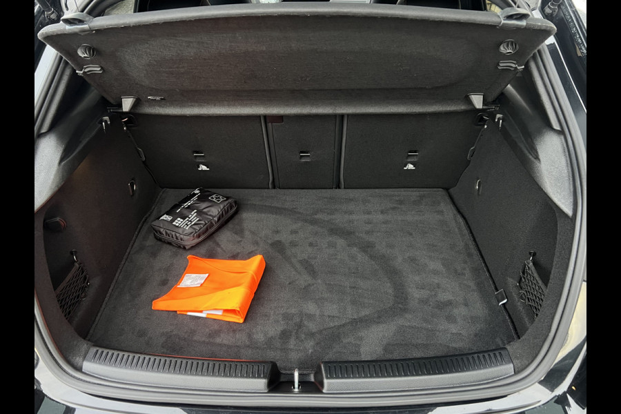 Mercedes-Benz A-Klasse 250 AMG-Line | Pano | LED Matrix | Night Pakket | Camera
