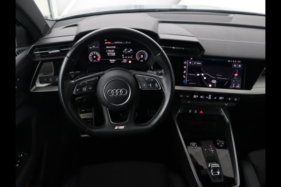 Audi A3 35 TFSI S edition | Carplay | Navigatie | Sportstoelen | Half leder | Full LED | Camera | Virtual Cockpit | 19'' | Climate control | Bluetooth | Cruise control | S Line