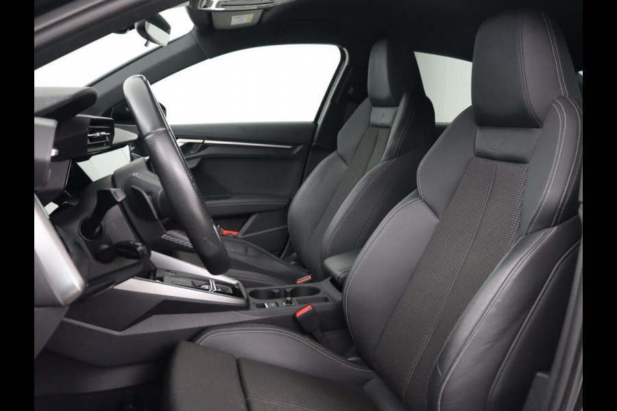 Audi A3 35 TFSI S edition | Carplay | Navigatie | Sportstoelen | Half leder | Full LED | Camera | Virtual Cockpit | 19'' | Climate control | Bluetooth | Cruise control | S Line