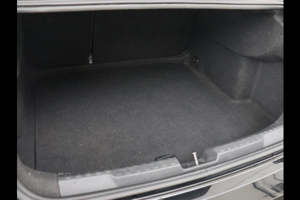 Audi A3 35 TFSI S edition | Carplay | Navigatie | Sportstoelen | Half leder | Full LED | Camera | Virtual Cockpit | 19'' | Climate control | Bluetooth | Cruise control | S Line