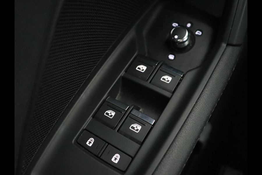 Audi A3 35 TFSI S edition | Carplay | Navigatie | Sportstoelen | Half leder | Full LED | Camera | Virtual Cockpit | 19'' | Climate control | Bluetooth | Cruise control | S Line