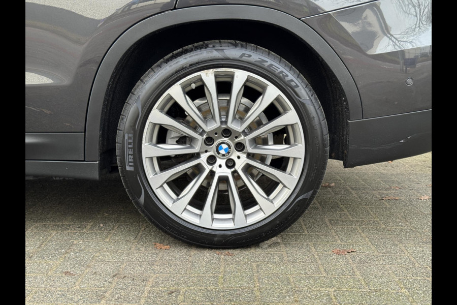 BMW X3 xDrive20i High Executive / Panoramadak / Adaptive LED / Camera / Navigatiesysteem Professional /  Trekhaak / Sportstoel / HiFi Luidsprekersysteem / Stoelverwarming / 20" velgen / Dakreling